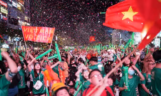 Hồi hộp với VAR, CĐV TPHCM gào thét khàn giọng sau phán quyết của trọng tài