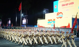 Giới trẻ TP.HCM chia sẻ kinh nghiệm xem diễu hành, diễu binh ngày đại lễ 30/4