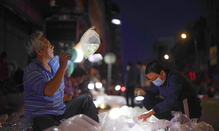 Người dân soi đèn mua gì ở 'chợ âm phủ' lâu đời nhất nhì TPHCM ?