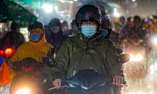 Vất vả đội mưa qua phà Cát Lái trở lại TPHCM sau nghỉ lễ