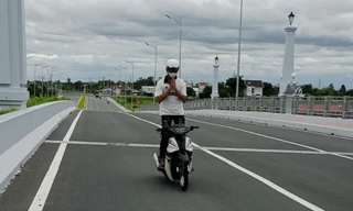 Nam thanh niên chạy xe bốc đầu, buông tay lái: Xử phạt cả cha và con 