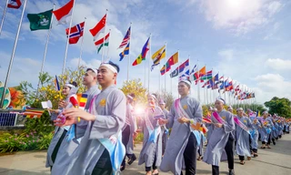 Dòng người nhích từng chút một chờ được chiêm bái xá lợi Đức Phật một lần trong đời 