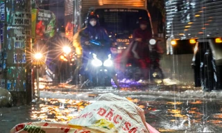 Người dân vùng ven TPHCM lại khổ vì ngập sau mưa