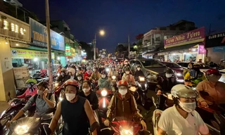 Kẹt xe kinh hoàng, dòng người 'chôn chân' ở ngã tư Hàng Xanh