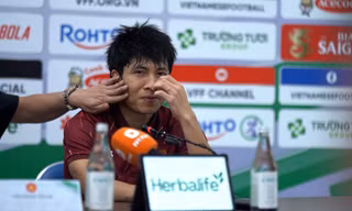 Hành động đáng yêu của HLV Kim Sang-sik dành cho hậu vệ Văn Vĩ