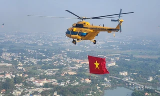 Trực thăng tập luyện kéo cờ Tổ quốc, cờ Đảng chào mừng 50 năm ngày thống nhất