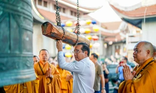 Chủ tịch UBND TPHCM đánh chuông trong ngày làm việc đầu tiên sau sáp nhập