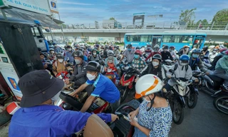 Khóc - cười mua xăng: Nơi vỡ òa được đổ đầy bình, chỗ đội nắng mòn mỏi chờ đợi