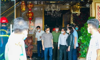 Phó Thủ tướng Vũ Đức Đam kiểm tra hiện trường vụ cháy quán karaoke ở Bình Dương