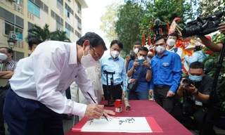 Bí thư Thành ủy Nguyễn Văn Nên làm 'ông Đồ', viết chữ tặng giám đốc bệnh viện