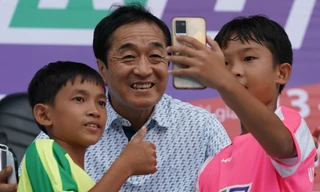 Trợ lý Lee Young-jin truyền lửa cho lứa U11-U13 tranh tài cúp thiếu niên nhi đồng 