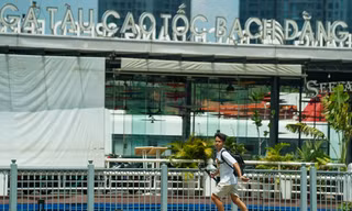 Nắng 'vỡ đầu' ở công viên bến Bạch Đằng