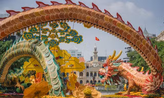 Ngắm 3 linh vật rồng khổng lồ uốn lượn ở đường hoa Nguyễn Huệ trước giờ mở cửa