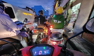 Người dân TPHCM vật vã tìm đường về nhà sau trận mưa trắng trời