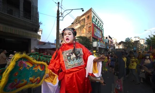 Biển người xuống phố ngắm 'Bát Tiên', xem múa Lân - Sư - Rồng Tết Nguyên Tiêu