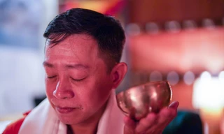 Tìm đến 'tắm âm thanh' để chữa lành giữa phố thị TPHCM