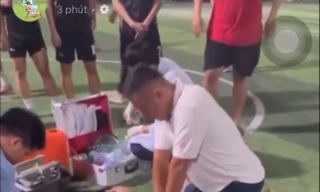 Clip: Cựu cầu thủ futsal TPHCM tử vong khi đang thi đấu trên sân