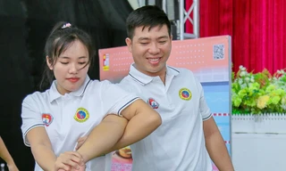 Xem cô giáo tiểu học ra đòn khoá tay kẻ quấy rối