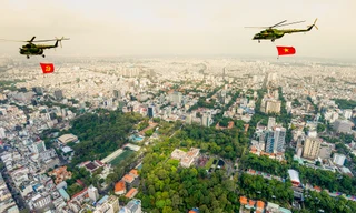 Cờ Tổ quốc tung bay trên nóc Dinh Độc Lập