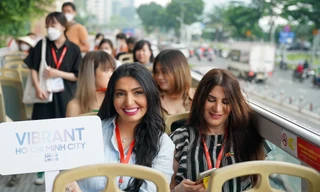 Khách Tây tấp nập trở lại TPHCM