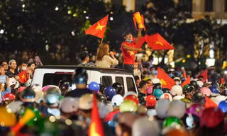 U23 Việt Nam vào chung kết, cổ động viên TPHCM xuống đường ăn mừng