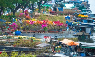 Chợ hoa ‘trên bến dưới thuyền’ hối hả chạy tết từ sáng đến tối