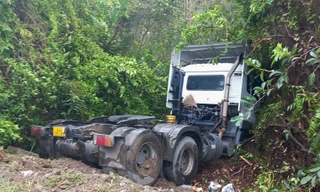 Xe container nằm chắn ngang đường gây ùn tắc hơn 3km