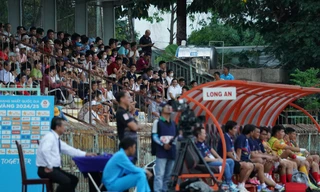 CĐV phủ kín sân SVĐ Long An vì có Nguyễn Hoàng Đức, Đặng Văn Lâm