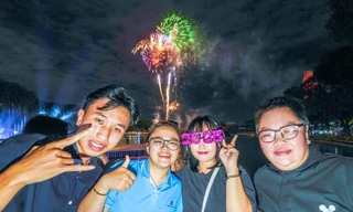 Giới trẻ xuyên đêm ở Đầm Sen mừng năm mới 2025