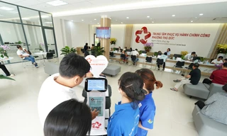 Đến phường, được robot mời nước, kẹo và đưa đi làm thủ tục