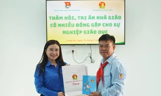 Bí thư T.Ư Đoàn Nguyễn Phạm Duy Trang thăm, tặng quà thầy giáo 24 năm làm Tổng phụ trách Đội