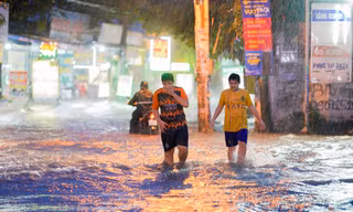 Đường vùng ven ở TPHCM thành sông sau mưa lớn kéo dài