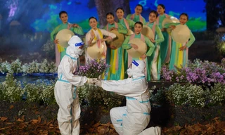 Chạm đáy cảm xúc với hình ảnh đôi uyên ương F0 trong lễ cưới tập thể ở TPHCM