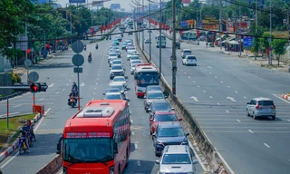 Hình ảnh đối lập ở cửa ngõ phía Tây TPHCM