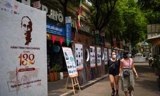 Bồi hồi ngắm viên gạch Bác dùng để sưởi ấm trong những ngày đông tại Pháp