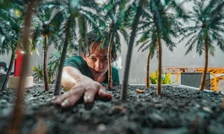 Vườn cây giả sống động như thật của anh chàng phụ hồ 