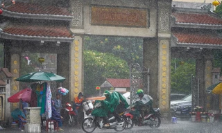 Mưa trắng trời ở TPHCM, nhiều người không kịp trở tay