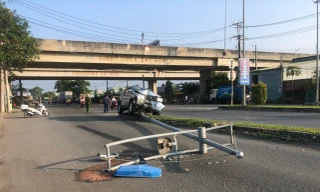 Tài xế ngủ gục, ô tô 7 chỗ tông gãy trụ đèn trên quốc lộ 