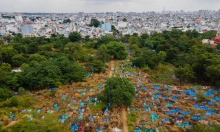 Vì sao hàng nghìn ngôi mộ trong Nghĩa trang Bình Hưng Hoà chưa thể di dời