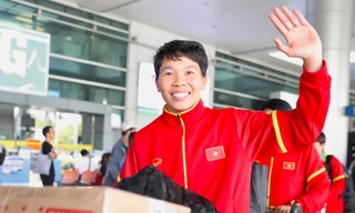 Thủ môn Kim Thanh hạnh phúc trong vòng tay người thân và người hâm mộ