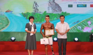 Xúc động hình ảnh VĐV thể hình đi thi với chiếc chân giả