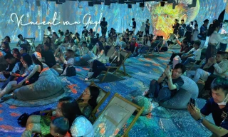 Người TP.HCM nằm ngửa để... thưởng tranh Van Gogh 