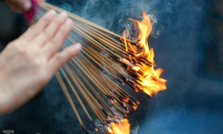 Người dân TPHCM đi tảo mộ cuối năm, đón gia tiên về ăn Tết