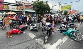 Xe 35 chỗ tông nhiều xe máy dừng chờ đèn đỏ làm 1 người tử vong, 7 người đi cấp cứu