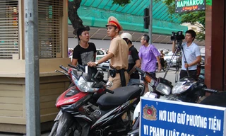 Lực lượng CSGT đội 1 - CATP Hà Nội xử phạt các trường hợp vi phạm giao thông ngày 10-11 tại khu vực ngã tư Phố Huế - Hàng Khay