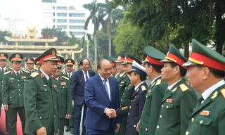 Thủ tướng Nguyễn Xuân Phúc đánh giá, thời gian qua, Học viện Quốc phòng đã hoàn thành xuất sắc nhiệm vụ được Quân ủy, Bộ Quốc phòng giao. Ảnh: VGP/Quang Hiếu