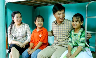 Thầy Lê Thành Tuyên, Hiệu trưởng trường Phổ thông dân tộc nội trú THCS Hàm Yên và Ban Giám hiệu nhà trường thường xuyên chuyện trò chia sẻ với hai chị em người Mông, Hoàng Thị Sinh, Hoàng Thị Hải Yến. Ảnh: Báo Tuyên Quang