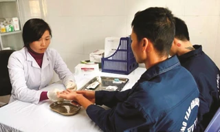 Từ ngày 1/1/2019 người nhiễm HIV điều trị bằng thuốc kháng virus ARV được thanh toán bằng BHYT tuy nhiên cần bảo mật thông tin cho người nhiễm HIV