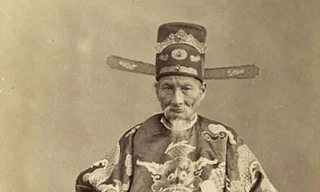 Tiến sĩ đầu tiên nào đến châu Âu, cuối đời tự tử vì để mất thành vào tay giặc?