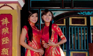 Trâm Anh, Hồng Châu e ấp áo dài